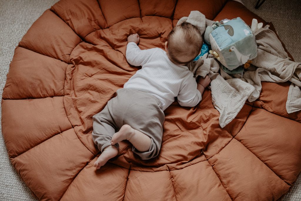 Minimalismus für Mamas: Weniger Chaos, mehr Zeit & Leichtigkeit im Alltag mit Kind. Entdecke einfache Tipps für ein entspannteres Familienleben.