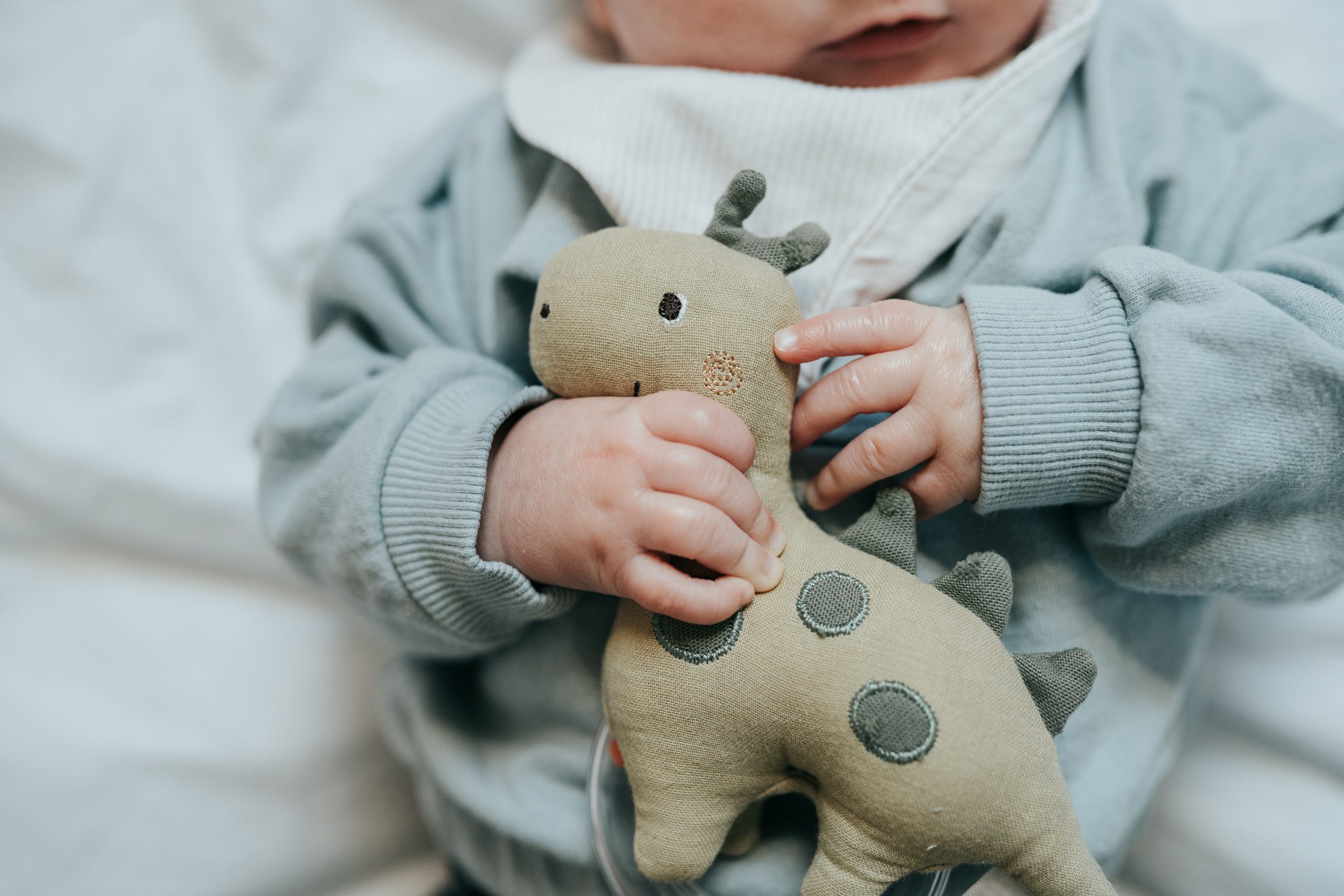 Dinge, die du als Mama nicht brauchst – und wie zu viele Dinge dich still unter Druck setzen