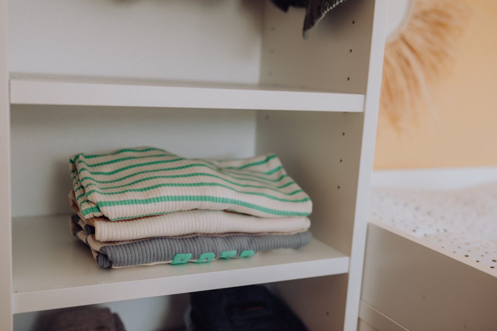 Minimalismus für Mamas: Weniger Chaos, mehr Zeit & Leichtigkeit im Alltag mit Kind. Entdecke einfache Tipps für ein entspannteres Familienleben.